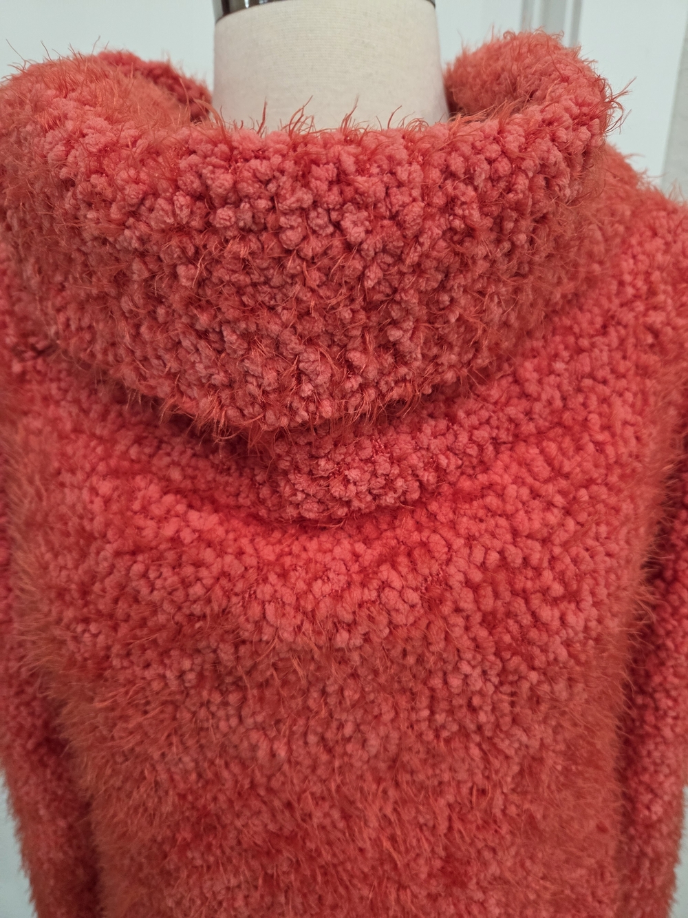 MINKPINK Coral Bouclé Turtleneck Sweater Size Small - Picture 4 of 9